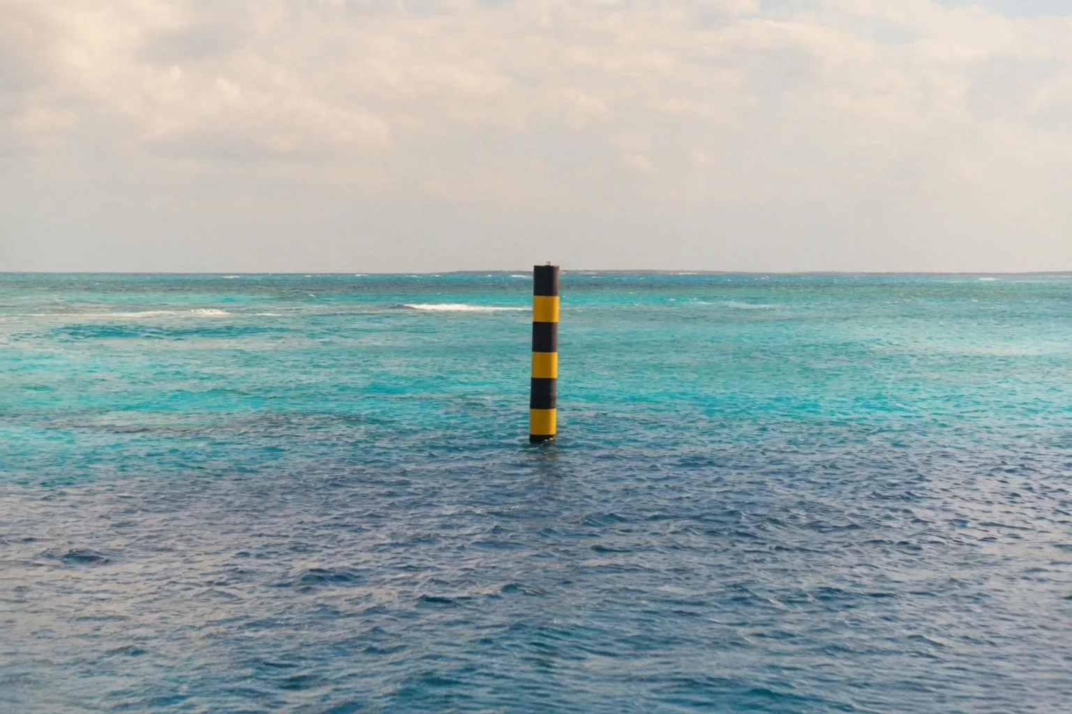EE. UU. impulsa una red de cables submarinos y tecnología 5G segura en el Caribe y Centroamérica
